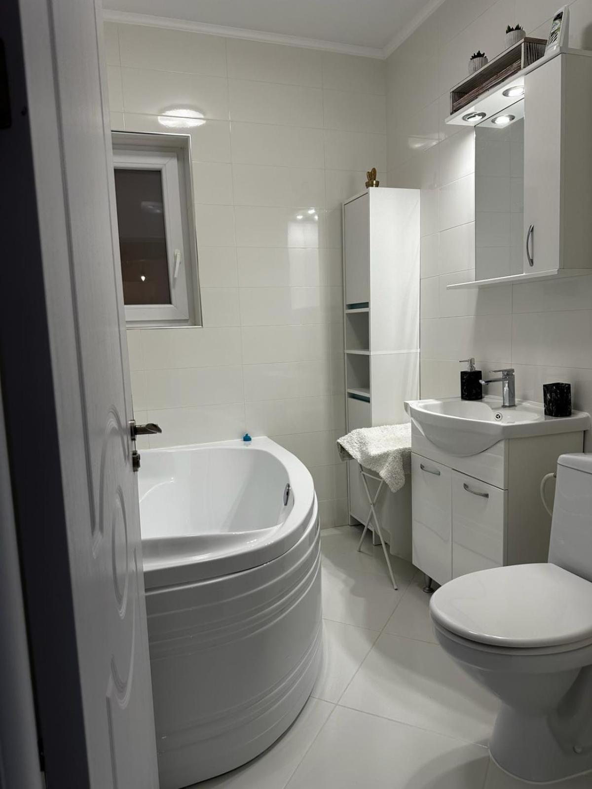 56m² 1 slaapkamer, 1 privé badkamer Appartement in Centru Suceava Buitenkant foto