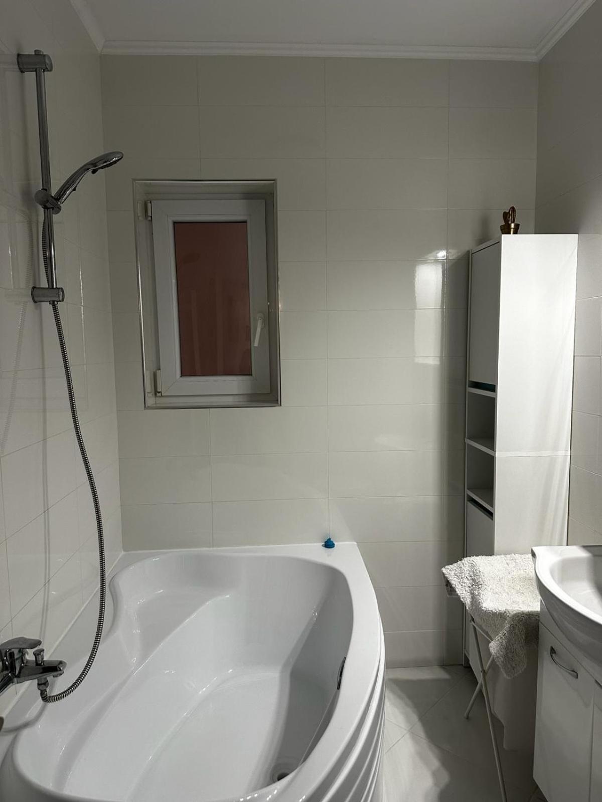56m² 1 slaapkamer, 1 privé badkamer Appartement in Centru Suceava Buitenkant foto